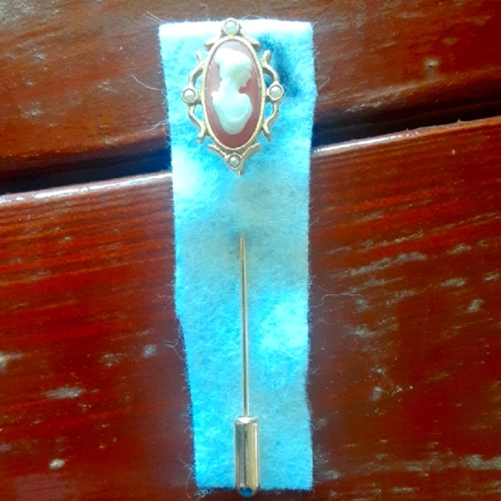 Elegant Gold Tone Cameo Brooch (Avon)